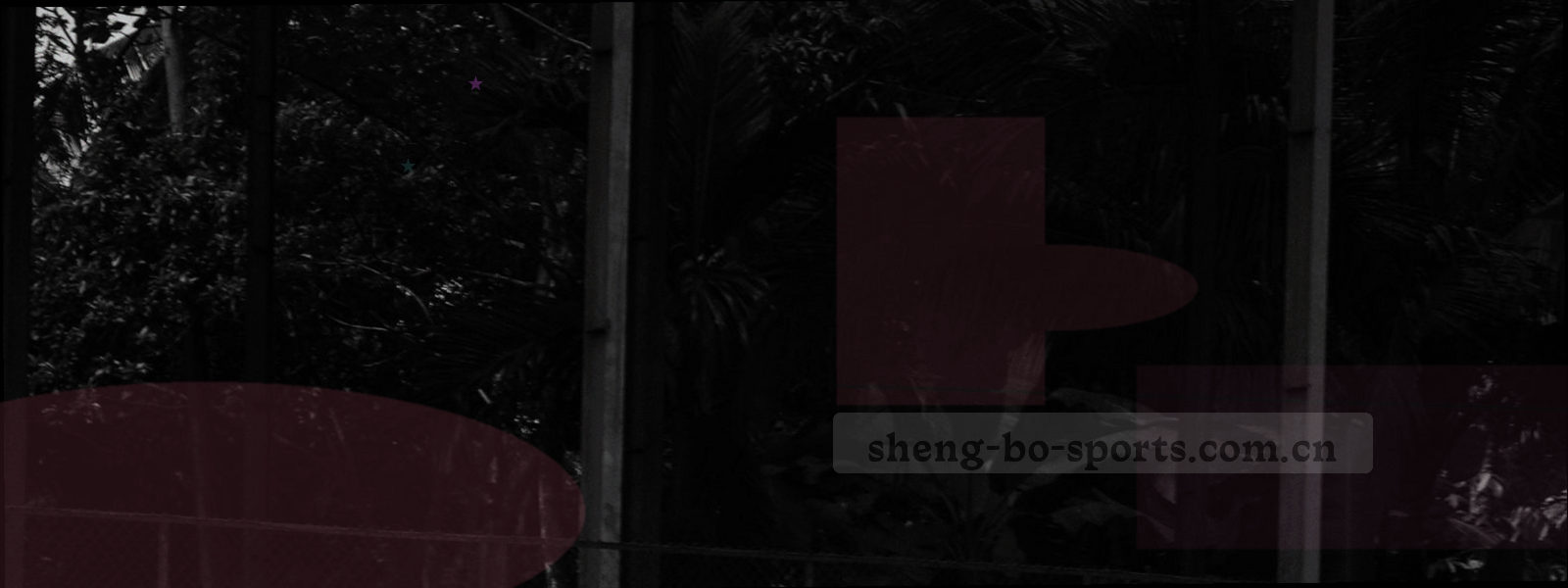 记分牌数字局部特写，磨损的金属表面映着夜灯反光